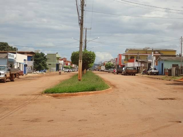 Avenida esburacada em Cerejeiras faz prefeito correr atrás de recursos