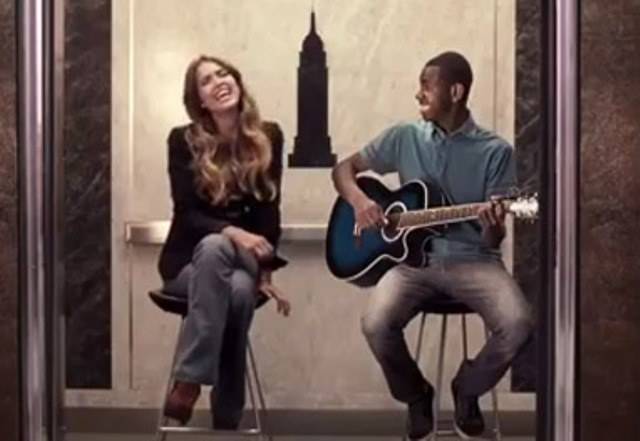 Atriz americana grava vídeo ao lado do cantor de “Para nossa alegria”
