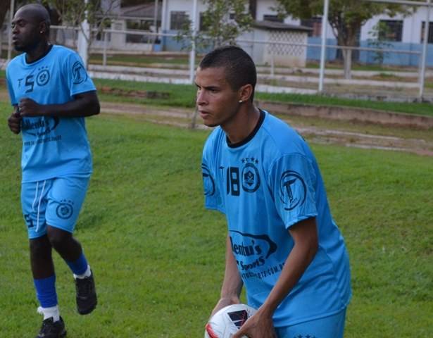 Reforço: lateral esquerdo contratado pelo VEC chegou e já treinou