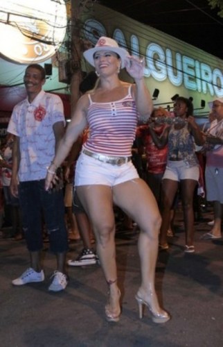 Viviane Araújo revela segredo de boa forma no carnaval: tapioca!