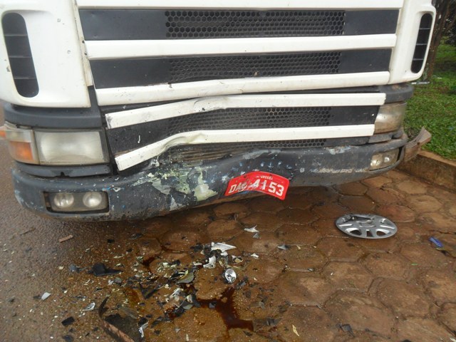Dirigindo carro de amiga, cantor sertanejo acerta caminhão parado em posto