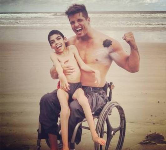 Ex-BBB que ficou paraplégico em acidente já fica de pé: “Alcançar o impossível”