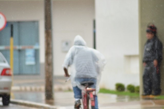 Chuva que já dura mais de 14 horas provoca transtornos e prejuízos em Vilhena