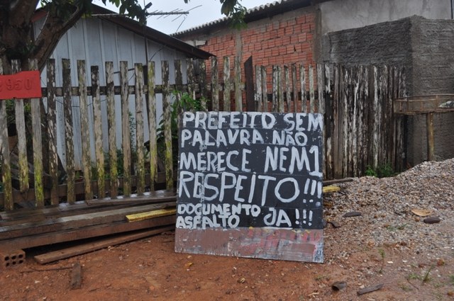 Moradores se estressam e usam placas para cobrar prefeito em Vilhena