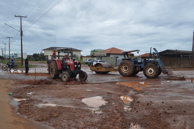 Com terra e pedras, prefeitura tampa buracos no “Asfalto Bom” de Confúcio