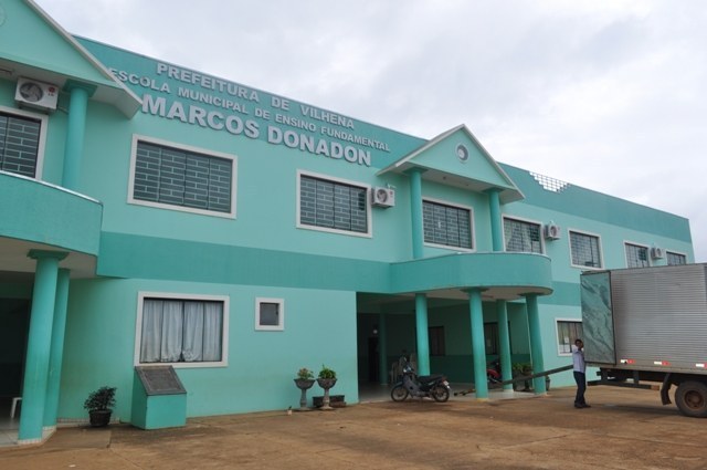 Justiça manda retirar letreiros, mas escolas continuam com os mesmos nomes