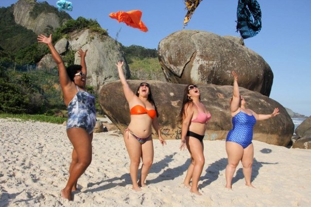 De biquíni e maiô, gordinhas famosas fazem manifesto contra o preconceito