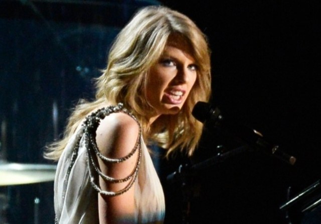 Fã invade palco durante show de Taylor Swift