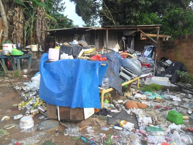 Homem com transtorno que o faz juntar lixo assusta vizinhos em Vilhena