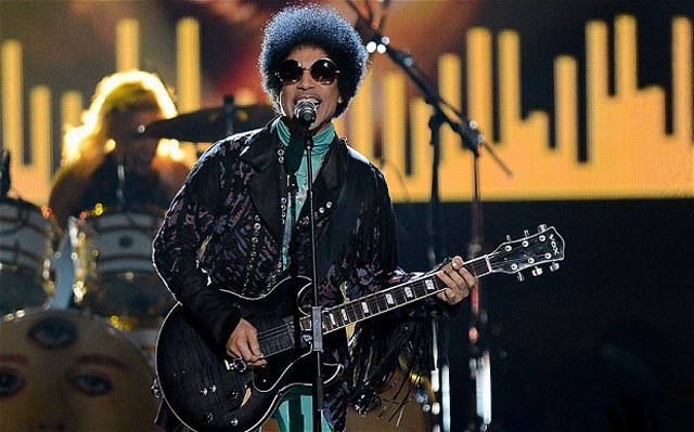 Prince faz show supresa em Londres e promete turnê com ingressos a 10 dólares