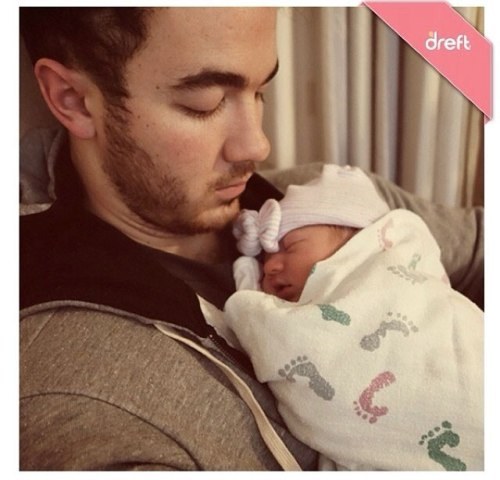 Kevin Jonas posta foto com a filhinha recém-nascida