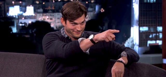 "Cara, cala a boca!", dispara Ashton Kutcher para Charlie Sheen