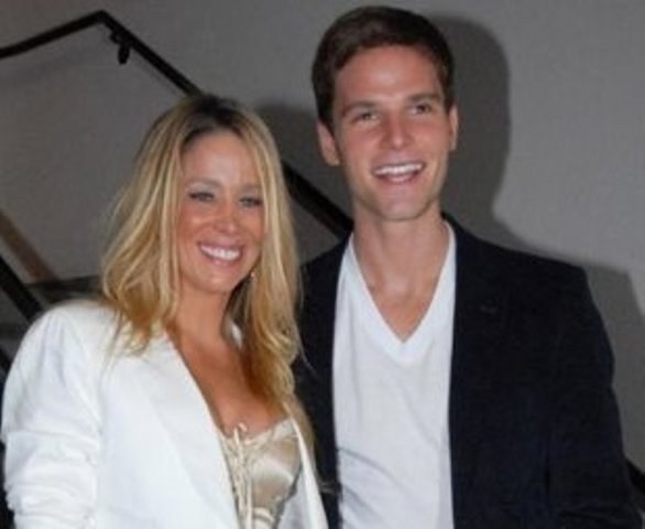 Danielle Winits e Jonatas Faro teriam discutido em frente ao colégio do filho