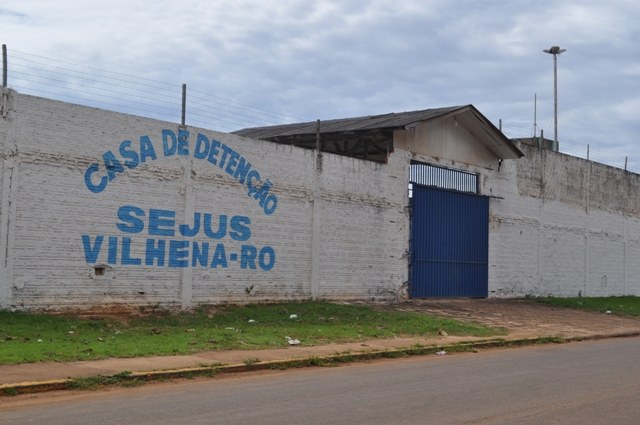 Vilhena: homem é flagrado jogando celular e drogas através do muro de cadeia