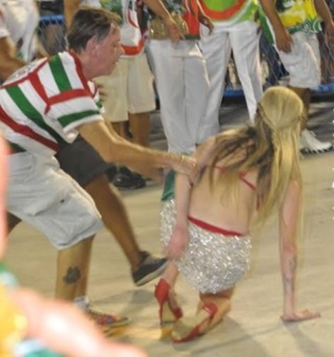 Bárbara Evans leva tombo e sai chorando da Marquês de Sapucaí