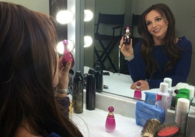 Britney Spears aparece com o cabelo escuro em rede social