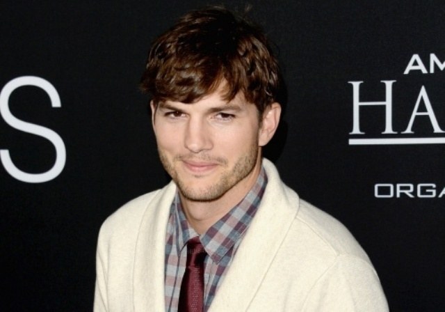 No seu aniversário, Ashton Kutcher é ameaçado por Charlie Sheen