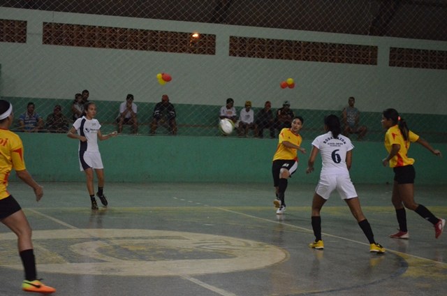 A bola rolou nesta segunda-feira pelo Campeonato Municipal de Futsal 2014