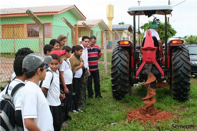 PROFESSORES E ALUNOS AJUDAM PREFEITURA A ARBORIZAR JARDIM PRIMAVERA