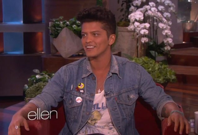 Bruno Mars diz que crítica do show do Super Bowl foi nojenta 