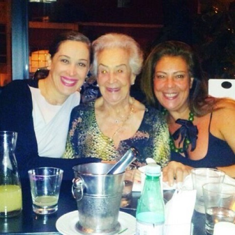 Claudia Raia posta foto com mãe e irmã: "Mulheres muito fortes"