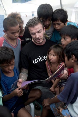 David Beckham lê para crianças salvas em desastre nas Filipinas