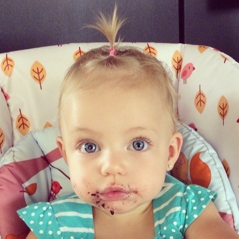 Sheila Mello mostra foto da filha com primeira "chuquinha" e boca suja