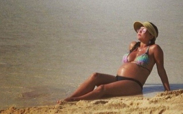 Grávida, Bárbara Borges exibe barrigão no Havaí
