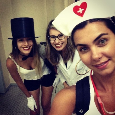 Letícia Wiermann se veste de enfermeira para fugir de trote