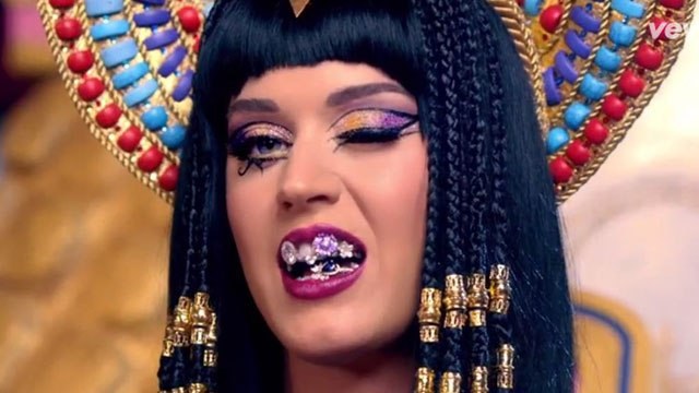 Katy Perry vira a rainha egípcia Katy Patra na prévia do clipe de "Dark Horse"