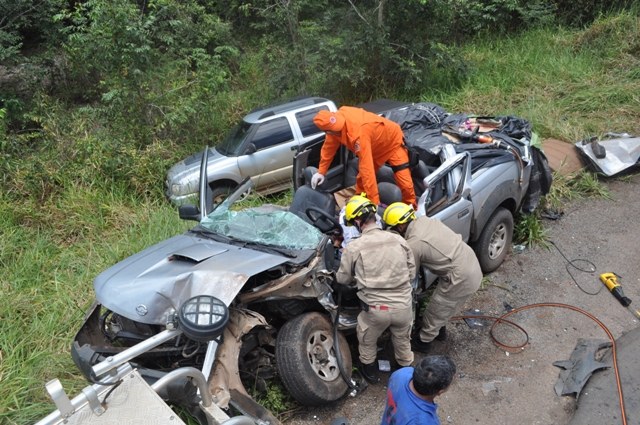 Motorista de caminhonete morre preso a ferragens na BR 174, a 40 km de Vilhena