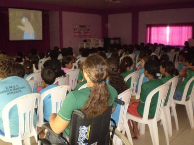 CINEMA NAS ESCOLAS ATRAI GAROTADA