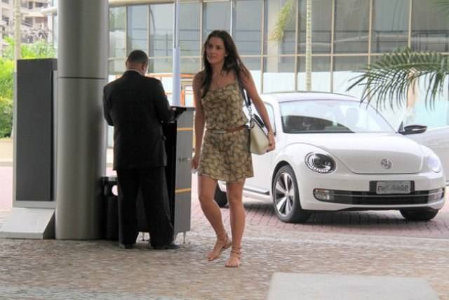 Deborah Secco aparece ainda mais magra