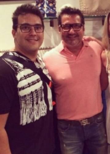 Depois de cirurgia de estômago, André Marques aparece bem mais magro em foto