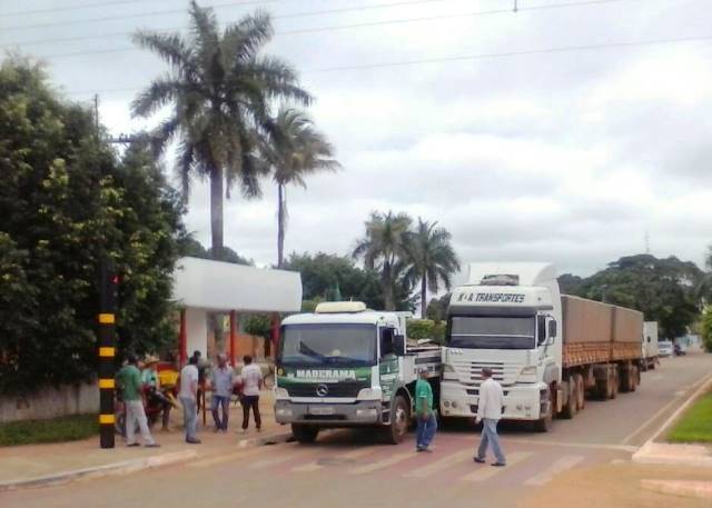 Acidente entre caminhões em semáforo fecha trânsito por uma hora em Cerejeiras