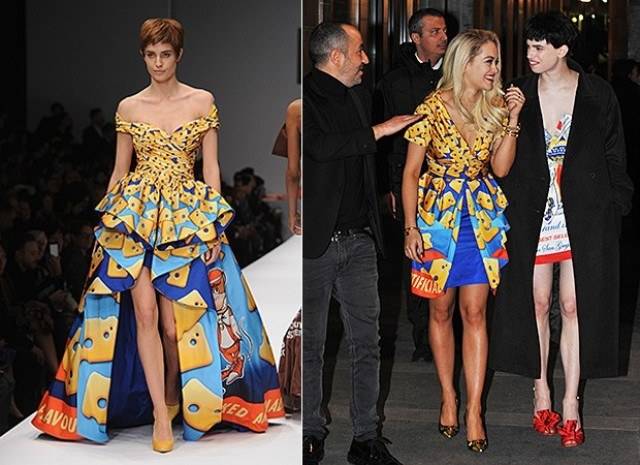 Rita Ora vai a jantar com vestido com estampa de salgadinho