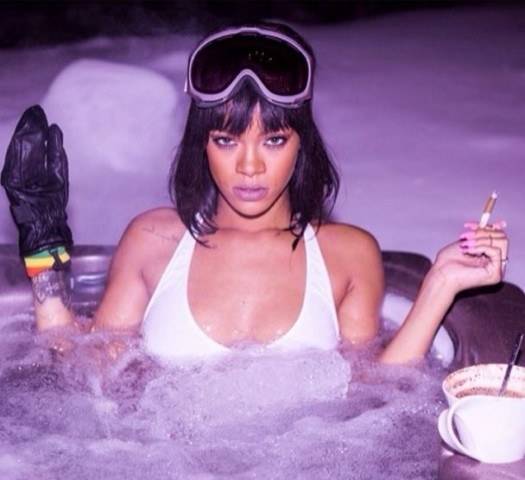 Rihanna posa de bíquini na neve