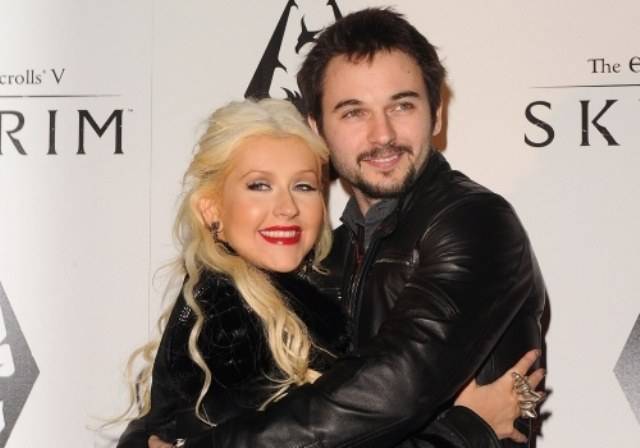 Cegonha! Christina Aguilera está grávida do noivo Matthew Rutler