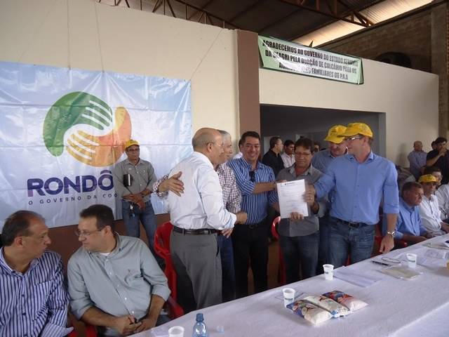 Governador vai à Cerejeiras, entrega benefícios e reassume compromissos