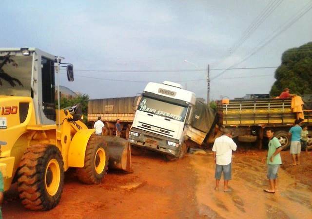 Em Cerejeiras, chuvas torrenciais fazem carreta afundar no meio da rua