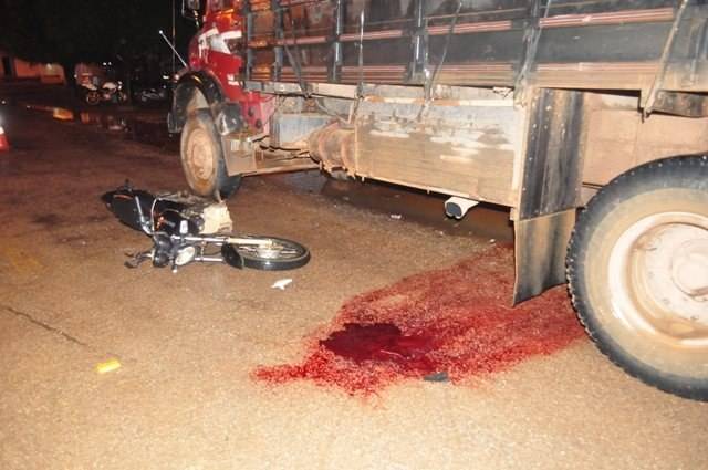 Vilhena: motoqueiro bate em caminhão parado e fica em “estado gravíssimo”