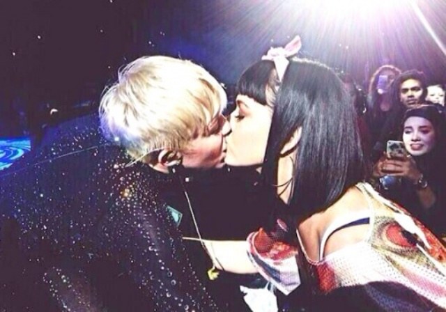 Miley Cyrus e Katy Perry se beijam durante show em Nova York