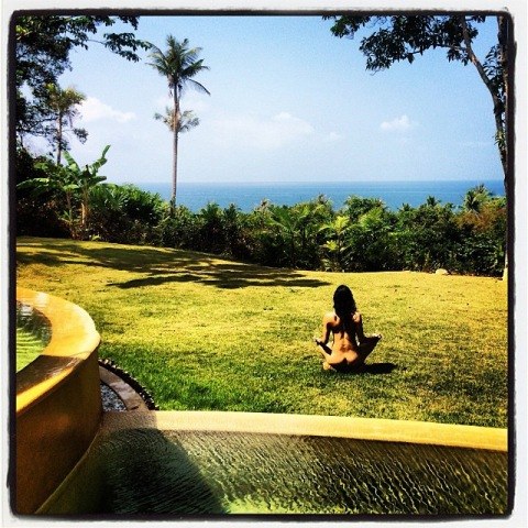 Michelle Rodriguez posta foto meditando peladona em gramado