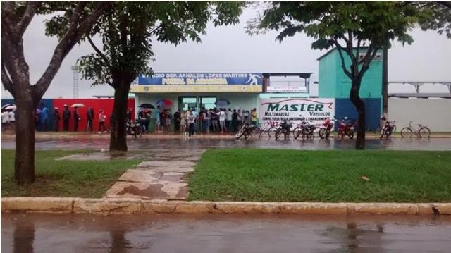 Torcedores enfrentam a chuva para comprar ingresso para Vilhena x Palmeiras