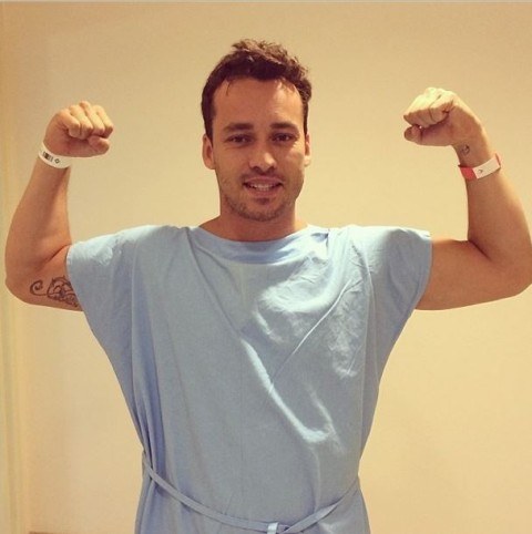 Rodrigo Andrade posa antes de operar o nariz, em São Paulo