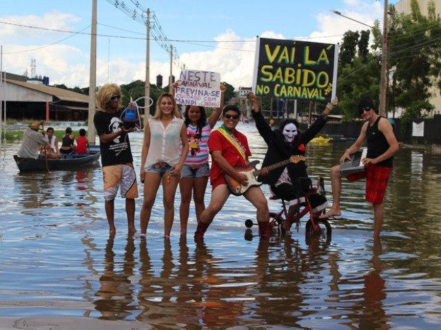USANDO DA COMÉDIA