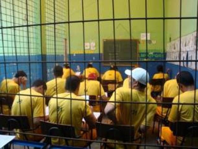 NUNCA É TARDE: PRESOS ASSISTEM AULAS NA CADEIA EM JUÍNA