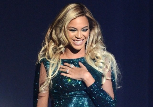 Beyoncé divulga clipe em que faz strip tease para o marido