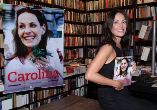 Carolina Ferraz lança livro de culinária no Rio de Janeiro
