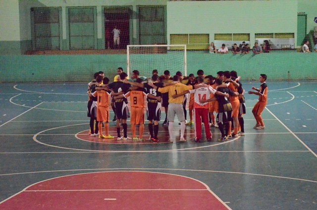 Juntos, atletas de equipes adversárias oram pela recuperação de jovem acidentado